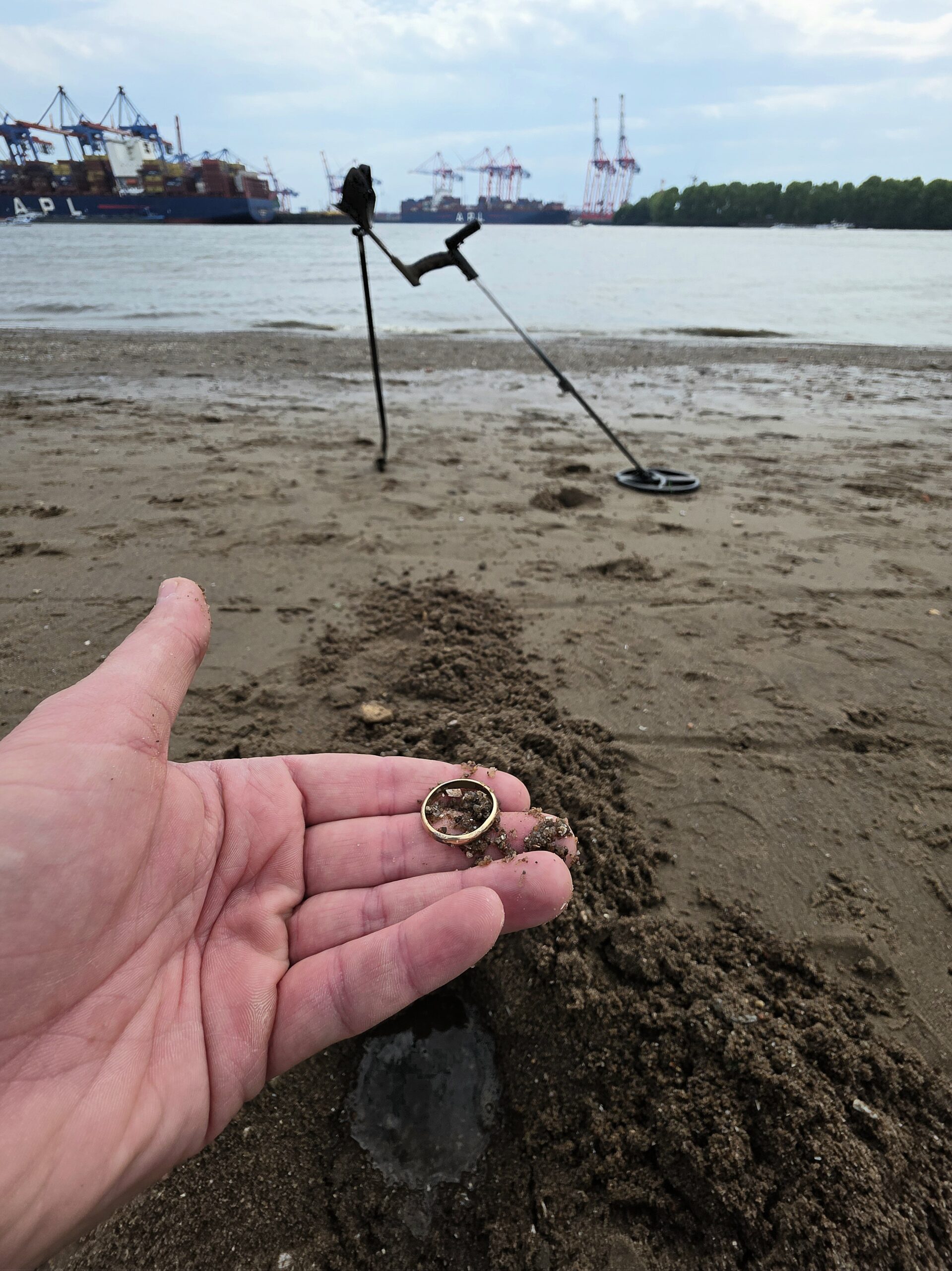 Elbstrand Sand Metalldetektor Elbe Schaufel Hand Ehering gefunden