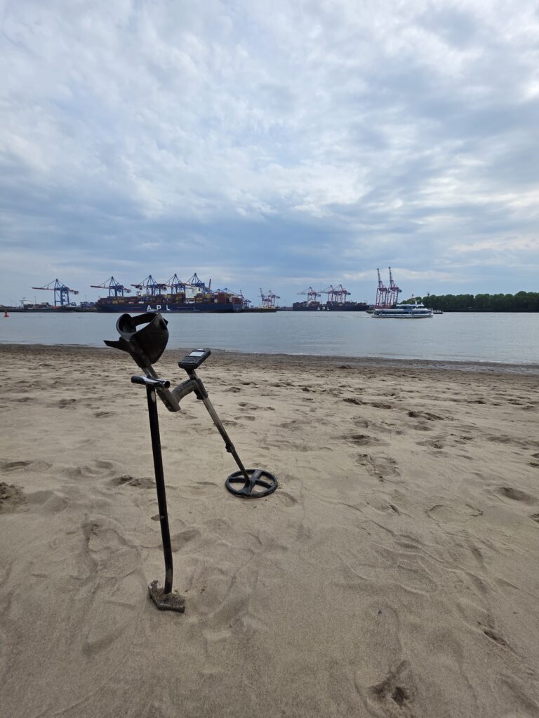Elbstrand Sandstrand Metalldetektor Elbe Schaufel