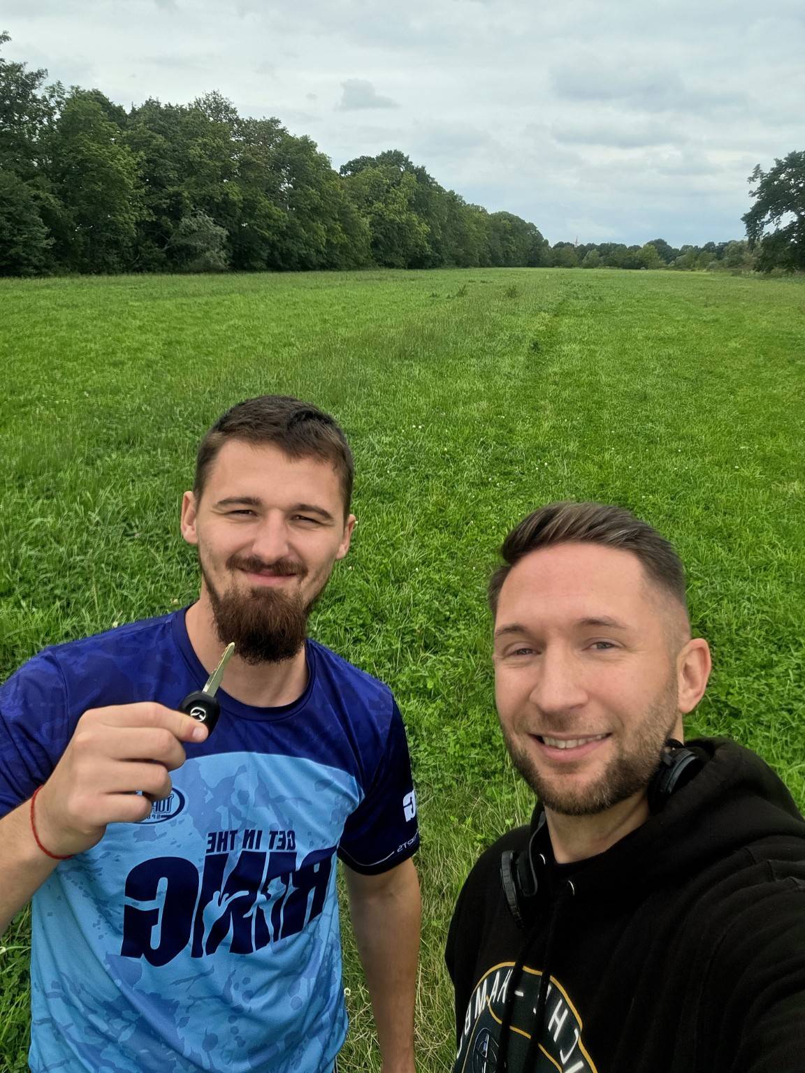autoschlüssel wiese feld metalldetektor